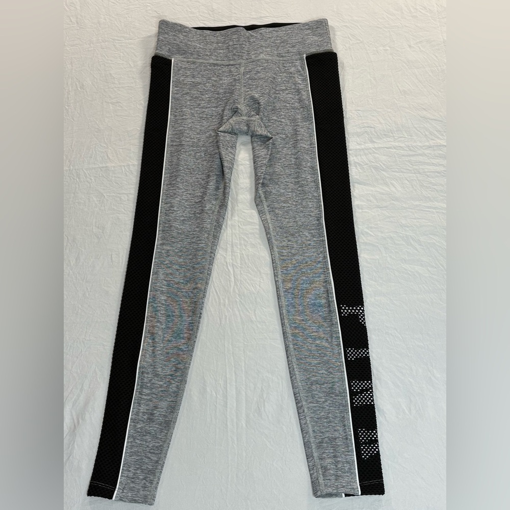 PINK VICTORIA’S SECRET ULTIMATE LEGGING.Size:S. Color:Gray and Black.
